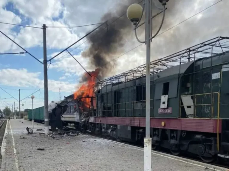 Russian Drone Strikes Ukrainian Railway, Killing One and Dozens Injured Russian Drone Strikes Ukrainian Railway, Killing One and Dozens Injured