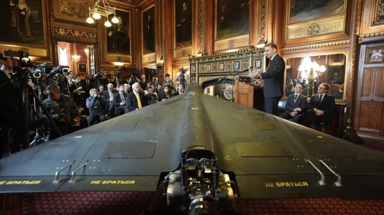Polish Foreign Minister Presents Iranian Shahed Drone in UK Parliament