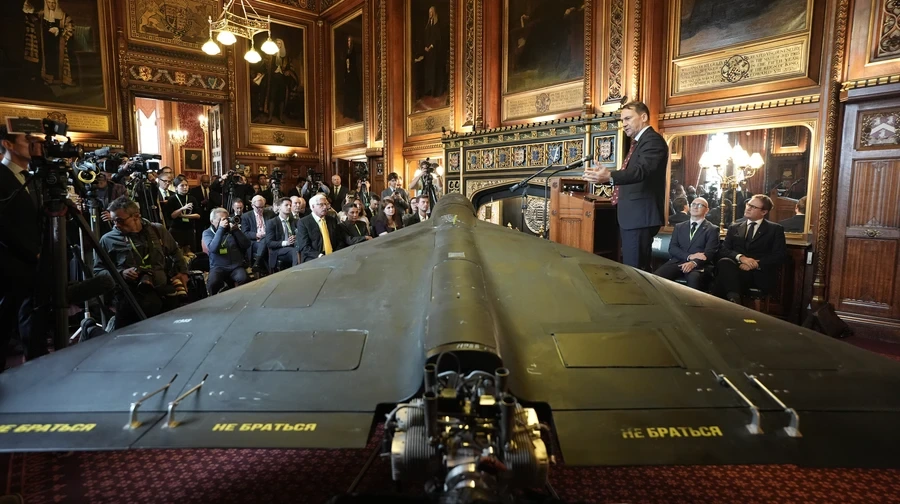 Polish Foreign Minister Presents Iranian Shahed Drone in UK Parliament